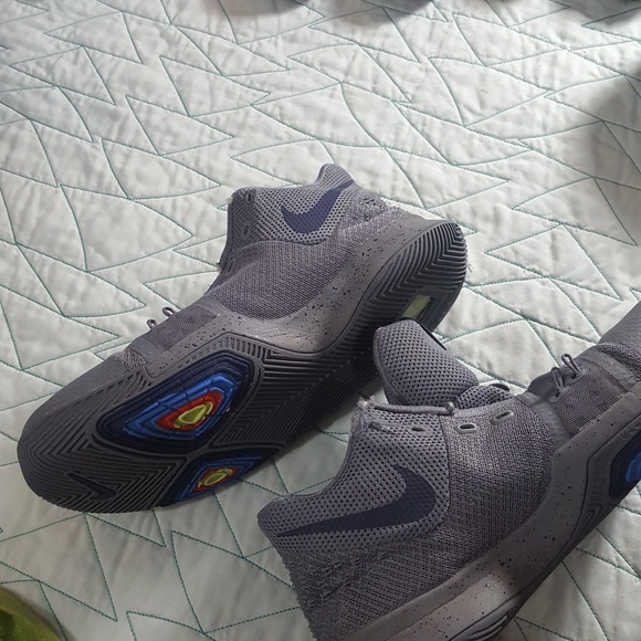 Nike Kyrie 3 Basketball Boys Shoes - Picture 2 of 5
